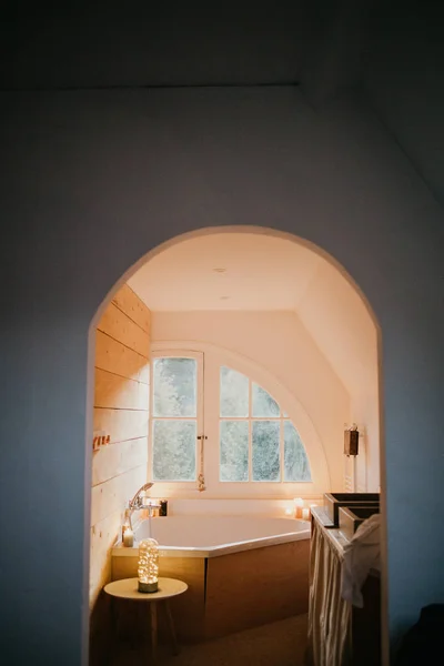 Красивая Ванная Комната Окном — стоковое фото