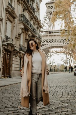 Güzel esmer kız Paris 'te poz veriyor. 