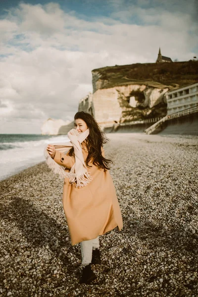 美しいブルネットの女の子が海岸にポーズをとって — ストック写真
