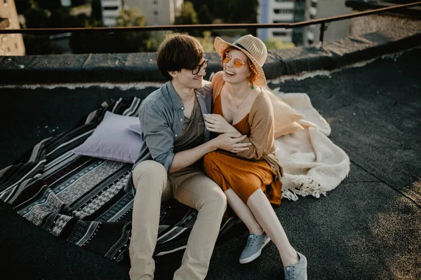 Jovem Casal Feliz Amor Sentado Telhado Edifício Divertindo Ruiva Menina — Fotografia de Stock