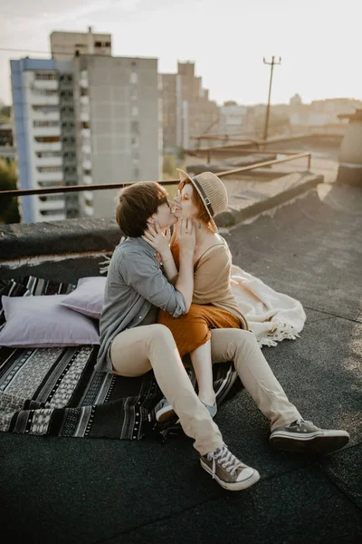 Jovem Casal Feliz Amor Sentado Telhado Edifício Divertindo Ruiva Menina — Fotografia de Stock