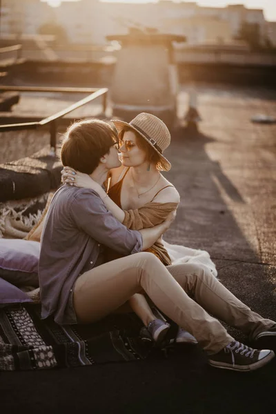 Young Happy Couple Love Sitting Rooftop Building Enjoying Each Other — Stok fotoğraf