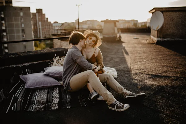 Jovem Casal Feliz Amor Sentado Telhado Edifício Divertindo Ruiva Menina — Fotografia de Stock