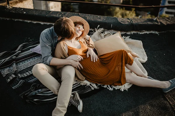 Happy Young Couple Having Fun Building Rooftop Redhead Pregnant Women — 스톡 사진