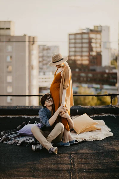 Happy Young Couple Having Fun Building Rooftop Redhead Pregnant Women — Stock Photo, Image