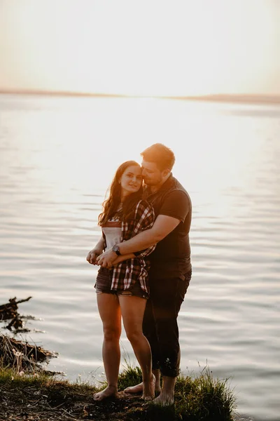 Прекрасная Счастливая Пара Развлекающаяся Озера Романтическое Фото Закате Объятия Улыбки — стоковое фото