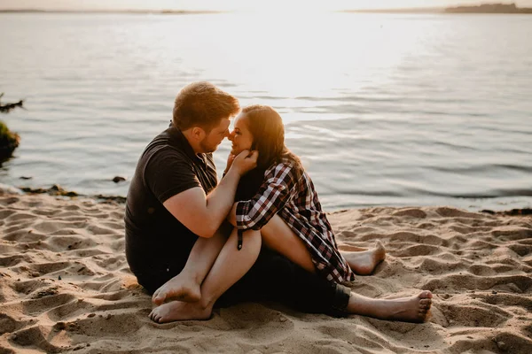 Adorável Casal Feliz Divertindo Perto Lago Foto Romântica Pôr Sol — Fotografia de Stock