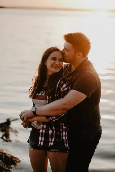 Прекрасная Счастливая Пара Развлекающаяся Озера Романтическое Фото Закате Объятия Улыбки — стоковое фото