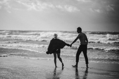 aşık mutlu çift sahilde iyi vakit geçirmek ve hoşlanıyoruz