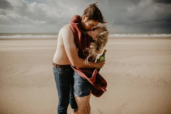 Ευτυχισμένο Ζευγάρι Στην Αγάπη Περάσετε Καλό Χρόνο Στην Παραλία Και — Φωτογραφία Αρχείου
