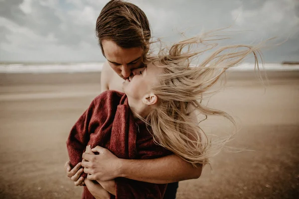 Gelukkige Paar Verliefd Goede Tijd Doorbrengen Het Strand Geniet Van — Stockfoto