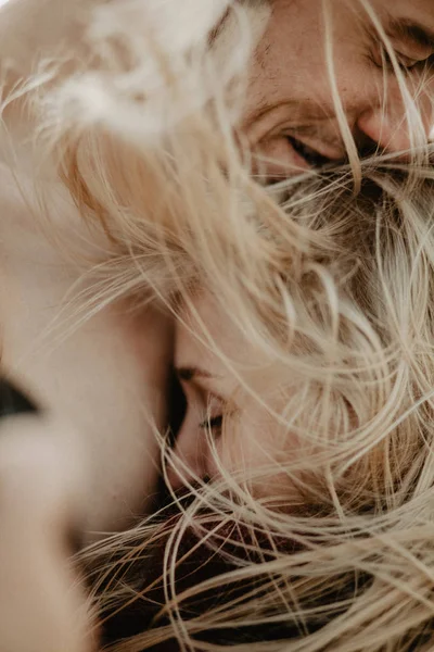 Feliz Pareja Amor Abrazando Vista Cerca — Foto de Stock