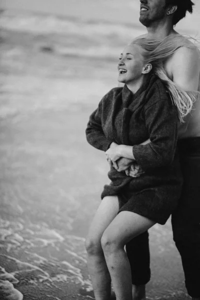 Gelukkige Paar Verliefd Goede Tijd Doorbrengen Het Strand Geniet Van — Stockfoto