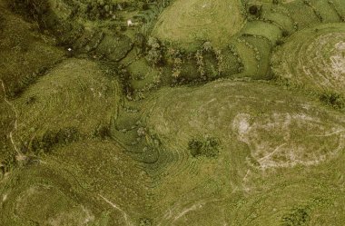 Nusa Penida Adası Endonezya 'daki Teletubbies tepeleri. Harika bir manzara. Yeşil tepeleri olan güzel bir yer