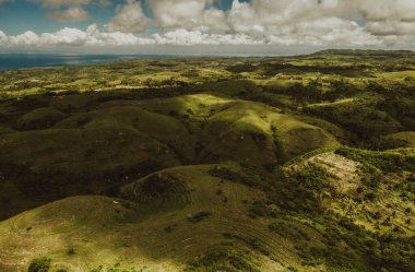 Nusa Penida Adası 'ndaki Teletubbies tepeleri Ufukta nefes kesen manzaralı yeşil tepe manzarası.. 