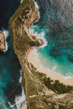 Endonezya, Nusa Penida 'da Kelingking Sahili' nin insansız hava aracı çekimi. Mavi suyu olan harika bir sahil. Bali 'de seyahat hedefi.