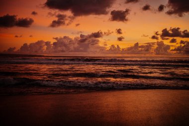 Bali adasında turuncu gün batımı. 
