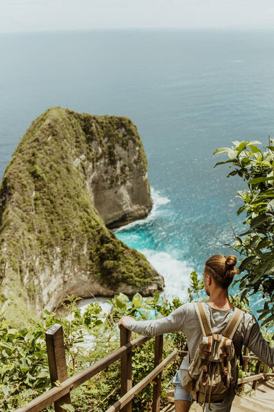 вид на человека и залив Манта или пляж Келингкинг на острове Нуса-Пенида, Бали, Индонезия
