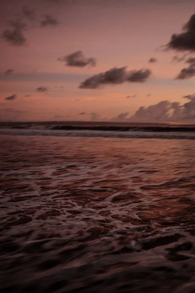 Incrivelmente Colorido Pôr Sol Praia Mar Com Areia Vermelha Reflexiva — Fotografia de Stock