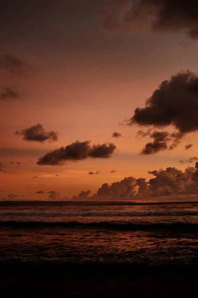 Incrivelmente Colorido Pôr Sol Praia Mar Com Areia Vermelha Reflexiva — Fotografia de Stock