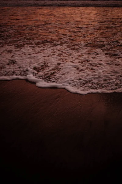 Splendidamente Colorato Tramonto Spiaggia Mare Con Riflettente Sabbia Rossa Nuvole — Foto Stock