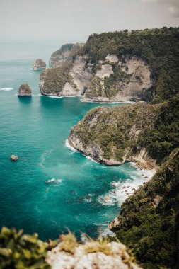 Vahşi tropikal plajın havadan görünüşü, Bali 'de seyahat hedefi.