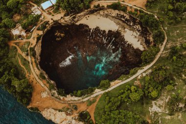 Gündüz vakti okyanus dalgaları olan en güzel tropikal plajlardan biri.