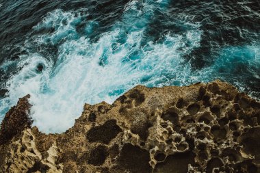 Gündüz vakti okyanus dalgaları olan en güzel tropikal plajlardan biri.