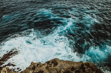 Gündüz vakti okyanus dalgaları olan en güzel tropikal plajlardan biri.