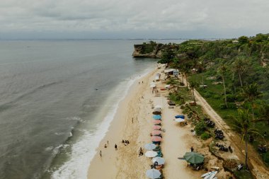 Bulutlu arka planda tropikal kumlu sahil ve denizin havadan görünüşü 