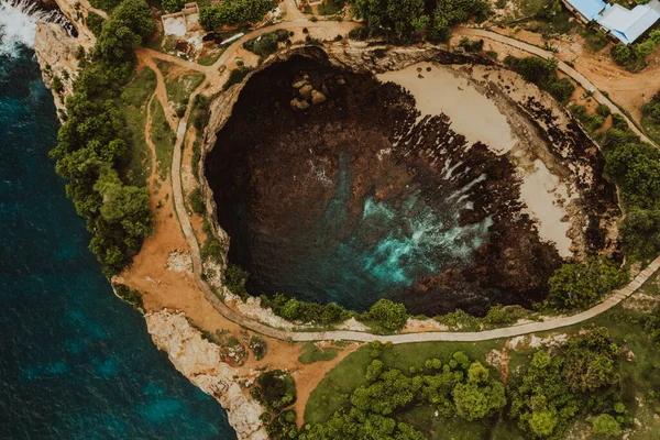 Gündüz vakti okyanus dalgaları olan en güzel tropikal plajlardan biri.