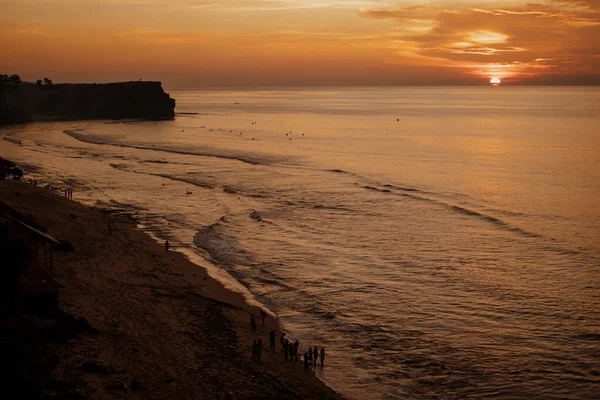 Incrivelmente Colorido Pôr Sol Praia Mar Com Areia Vermelha Reflexiva — Fotografia de Stock