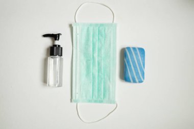 El dezenfektanı şişesi ve sabunla yüz maskesi. Coronavirus önleme tıbbi maske sabun ve el dezenfektanı ile el hijyen corona virüsü koruması için