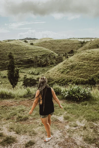 Tânără Femeie Pozând Dealuri Verzi Fundal Bali Fotografie de stoc