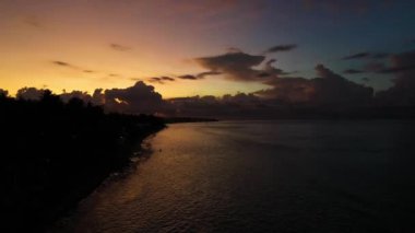 Okyanus üzerinde renkli gün batımı, seyahat kavramı