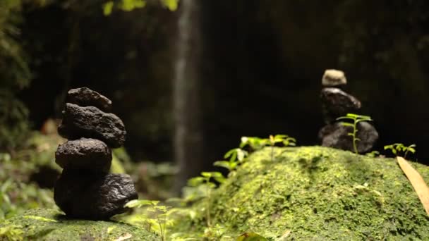 Close Zen Stones Pyramids Rock Waterfall Background — Stock Video