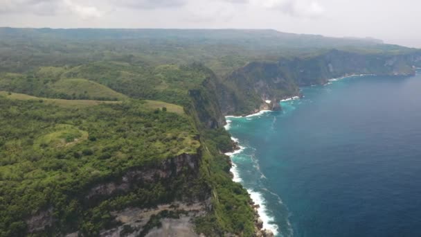 ヌサペニダ島 インドネシアのロッキー崖海岸の空中ビュー — ストック動画