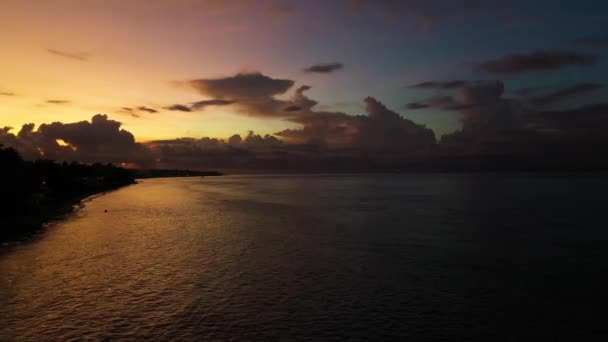 海洋上空五彩缤纷的落日 旅游理念 — 图库视频影像