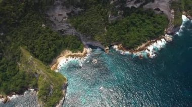Nusa Penida, Bali, Endonezya 'daki elmas plajında turkuaz sular, beyaz kum ve kireçtaşı kayalıkları