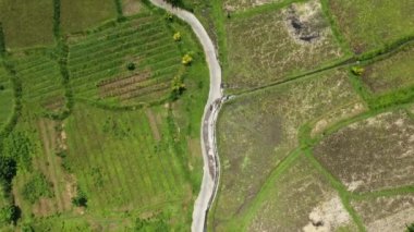 Yeşil tepe manzarası. Bir yaz günü ufukta nefes kesici manzaralar. Nusa Penida Adası Endonezya 'daki Teletubbies tepeleri