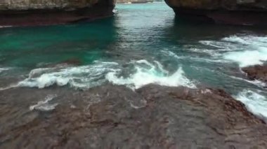 Kaya kıyı şeridi. Denizin üzerinde taş kemer. Kırık plaj, Nusa Penida, Endonezya. 