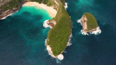 Nusa Penida adasının tropik sahil manzarası, Kelingking, Bali, Endonezya plajı. Mavi suyu olan inanılmaz bir sahil.