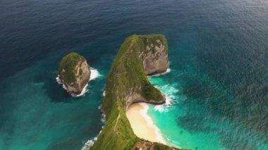 Nusa Penida adasının tropik sahil manzarası, Kelingking, Bali, Endonezya plajı. Mavi suyu olan inanılmaz bir sahil.