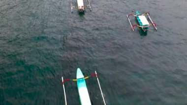 Denizde yüzen turistik teknelerin en üst görüntüsü, seyahat kavramı 