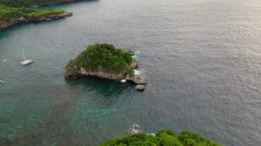 Nusa Penida, Bali, Endonezya 'daki elmas plajında turkuaz sular, beyaz kum ve kireçtaşı kayalıkları