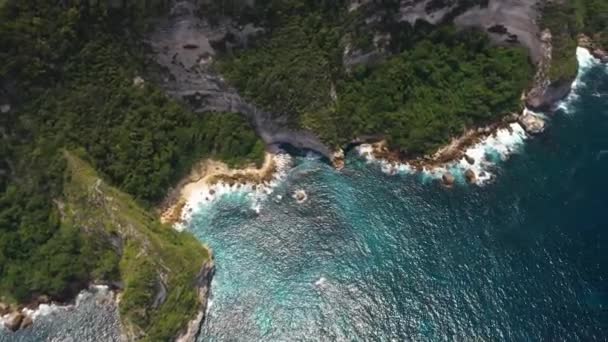 印度尼西亚巴厘努沙佩尼达钻石海滩的绿松石水域 白沙和石灰石悬崖 — 图库视频影像