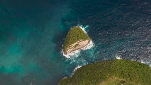 印度尼西亚巴厘Kelingking海滩Nusa Penida岛热带海岸的空中景观 令人惊奇的蓝水海滩 — 图库视频影像