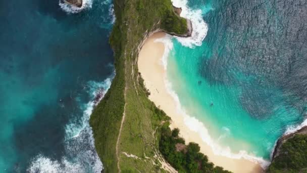 印度尼西亚巴厘Kelingking海滩Nusa Penida岛热带海岸的空中景观 令人惊奇的蓝水海滩 — 图库视频影像