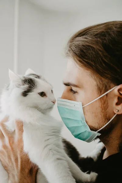 Homem Alegre Com Uma Máscara Médica Com Gato Branco Auto Imagens De Bancos De Imagens