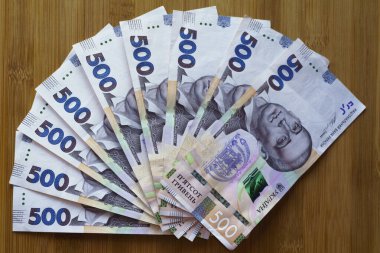 Nakit 500 Hryvnia. Ukrayna ulusal para birimi faturaları masada para. Finans geçmişini kapat. Yozlaşma